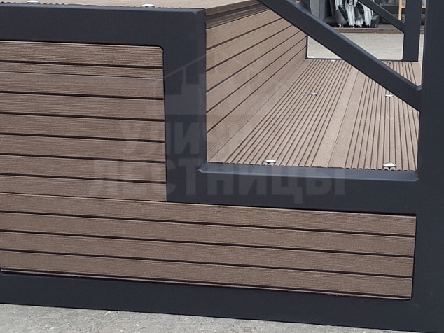 Уличная лестница с подступенками и боковыми стенками из ДПК